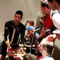 Juara di Australia, Djokovic Bagi-bagi Cokelat pada Wartawan