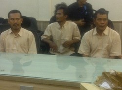 Pengirim Paket Bom Bandara Dibawa Polisi Saat Masih Sarungan