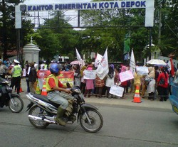 100-an Warga Depok Demo Balai Kota, Tuding Jaminan Kesehatan Dimanipulasi