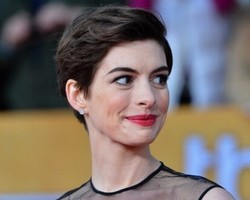 Anne Hathaway Sebut Katie Holmes Mendompleng Popularitas Tom Cruise