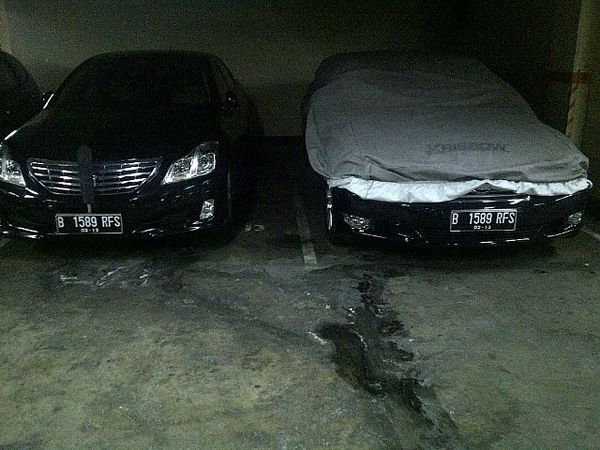 Pelat Kembar Mobil Dinas