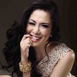 Indah Alex, Si Cantik di Balik Gosip