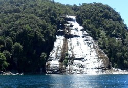 Unik! Air Terjun Langsung Jatuh ke Laut di Tapanuli Tengah