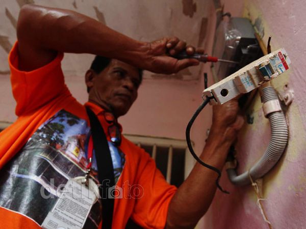PLN Ganti Ratusan KWh Meter Korban Banjir