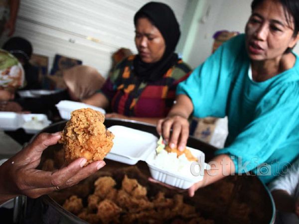 Korban Banjir Terima Makanan Gratis