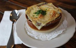 Slruup! Hangat Gurih Onion Soup Terlezat di New York