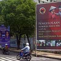 Baliho Politik Ganggu Pejalan Kaki, Pemkot Surabaya Lamban Bertindak