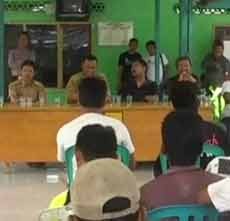 Isu Masjid Digunakan Kegiatan Lain, Warga Ngeluruk Balai Desa Pakusari