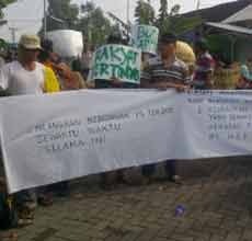 Cemari Sumber Air Bersih, Ratusan Warga Blokir Pabrik Kertas