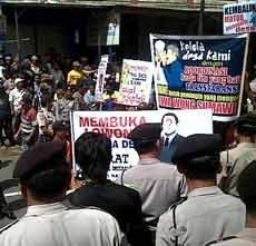 Warga Sumbermanjing Wetan Demo Kepala Desa