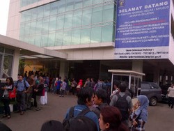 Duh! Bikin Paspor di Kantor Imigrasi Jaksel Antre Hingga ke Jalan Raya
