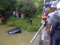 Nekat! Pria Tusuk Lehernya dengan Gunting Usai Terjunkan Mobil ke Sungai
