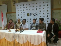 6 Penyidik KPK Sambangi Luthfi di Markas PKS