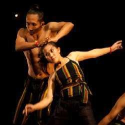 Tiga Penari Asia Tenggara Pentaskan Fire! Fire! Fire!