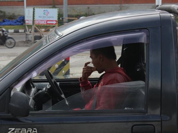 Macet? Ngemil Gorengan Dulu...