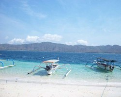 Bersantai di Pantai Pasir Putih Gili Nanggu, Lombok