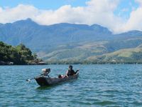 Naik Perahu Keliling Danau Sentani, Rasanya Seperti di Laut