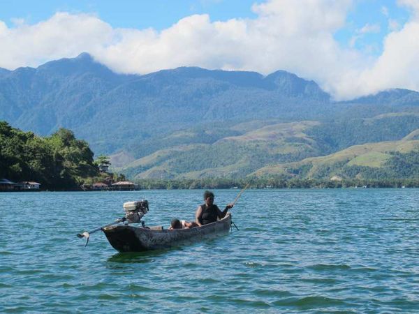 Naik Perahu Keliling Danau Sentani, Rasanya Seperti di Laut