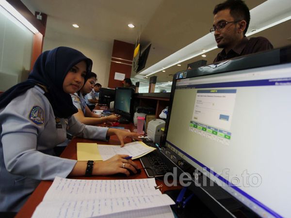 Melihat Cara Kerja Petugas Imigrasi