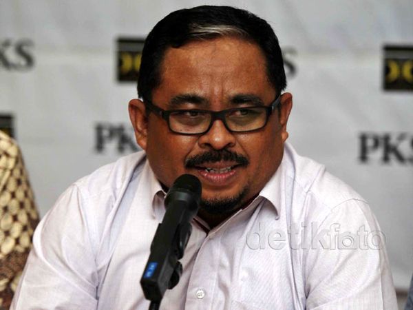 Jadi Tersangka, Luthfi Hasan Gelar Jumpa Pers