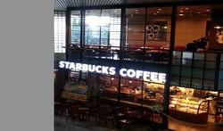 Gerai Starbucks Kini Hadir di Stasiun Gambir