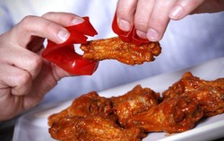 Dengan Trongs, Dijamin Tangan Tak Kotor Saat Makan Ayam!