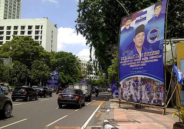 Baliho Politik Ganggu Pejalan Kaki