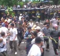 Massa Ngamuk di Kantor KPU Pasuruan