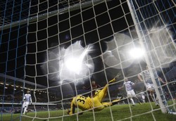 City juga tampil jauh lebih agresif dengan melepaskan 17 kali upaya namun hanya empat yang mengarah ke sasaran. Peluang-peluang itu pun dimentahkan kiper QPR Julio Cesar. REUTERS/Stefan Wermuth.