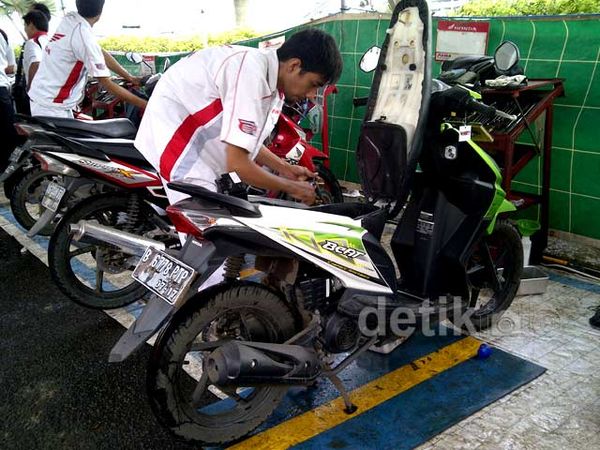 Honda Siap Servis Motor Korban Banjir di Jakarta