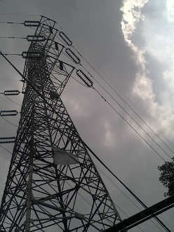 Pemanjat SUTET di JCC Beranjak Turun, Lalu Naik Lagi