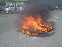 Massa Beratribut Cagub Sulsel Anarkis, Pusat Pertokoan di Makassar Tutup