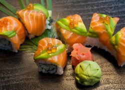 Resep Seafood : Salmon & Avocado Sushi Roll