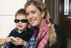 Bisa Buta Saat Lihat Cahaya, Bocah Ini Harus Terus Pakai Kacamata