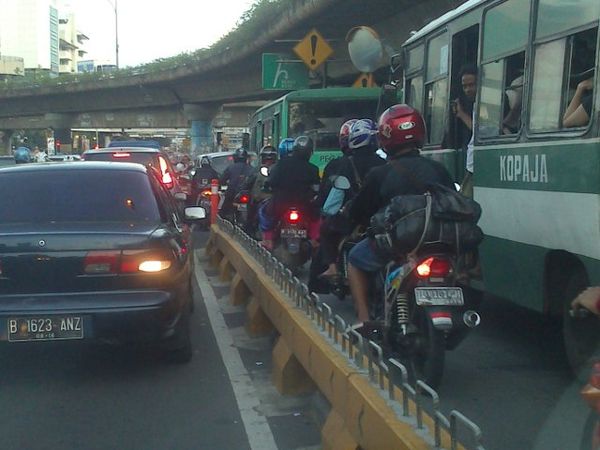 Separator Busway Bernilai Miliaran, Sia-sia?