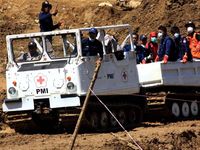 Hagglund PMI Evakuasi Korban Longsor Agam