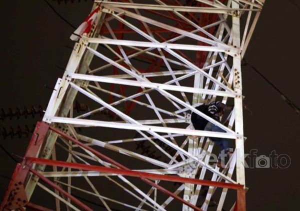 Disuruh Turun, Agustinus Malah Naik Makin Tinggi