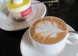 Mengusir Dingin dengan Triple Cheesecake dan Hot Cappuccino