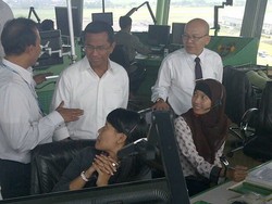 Sidak Perum Navigasi, Dahlan Iskan Naik ke Menara ATC