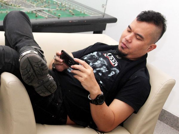 Gaya Serba Hitam Ahmad Dhani