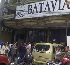 Calon Penumpang dan Travel Serbu Kantor Batavia Air Surabaya 