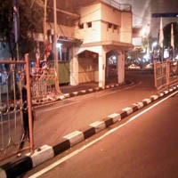 BMW Tabrak Pagar Pembatas di Jalan Gubernur Suryo