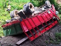Truk Muat Sirtu Terjun ke Sungai