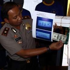 Polisi Probolinggo Tangkap Pembuat Uang Dollar Palsu