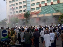 Polisi Bubarkan Aksi Demo Menentang Perobohan Masjid di Medan