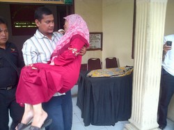 Digendong Suami, Bu Guru Mariana Adukan Kelumpuhan Pascaoperasi ke Polisi