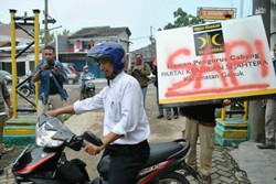 Jahil! Papan Nama Kantor PKS Genuk Semarang Dicoret Tulisan SAPI