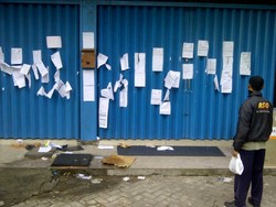 Pintu Kantor Batavia Air Dipenuhi Tempelan Kertas Tuntutan Refund Tiket