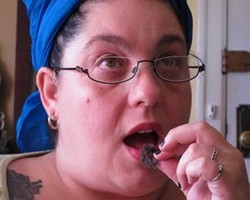 Camilan Saat Senggang, Wanita Ini Makan Bulu Kucing