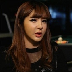 Sepatu Lepas Sebelah, Park Bom Lanjut Manggung Sambil Jinjit